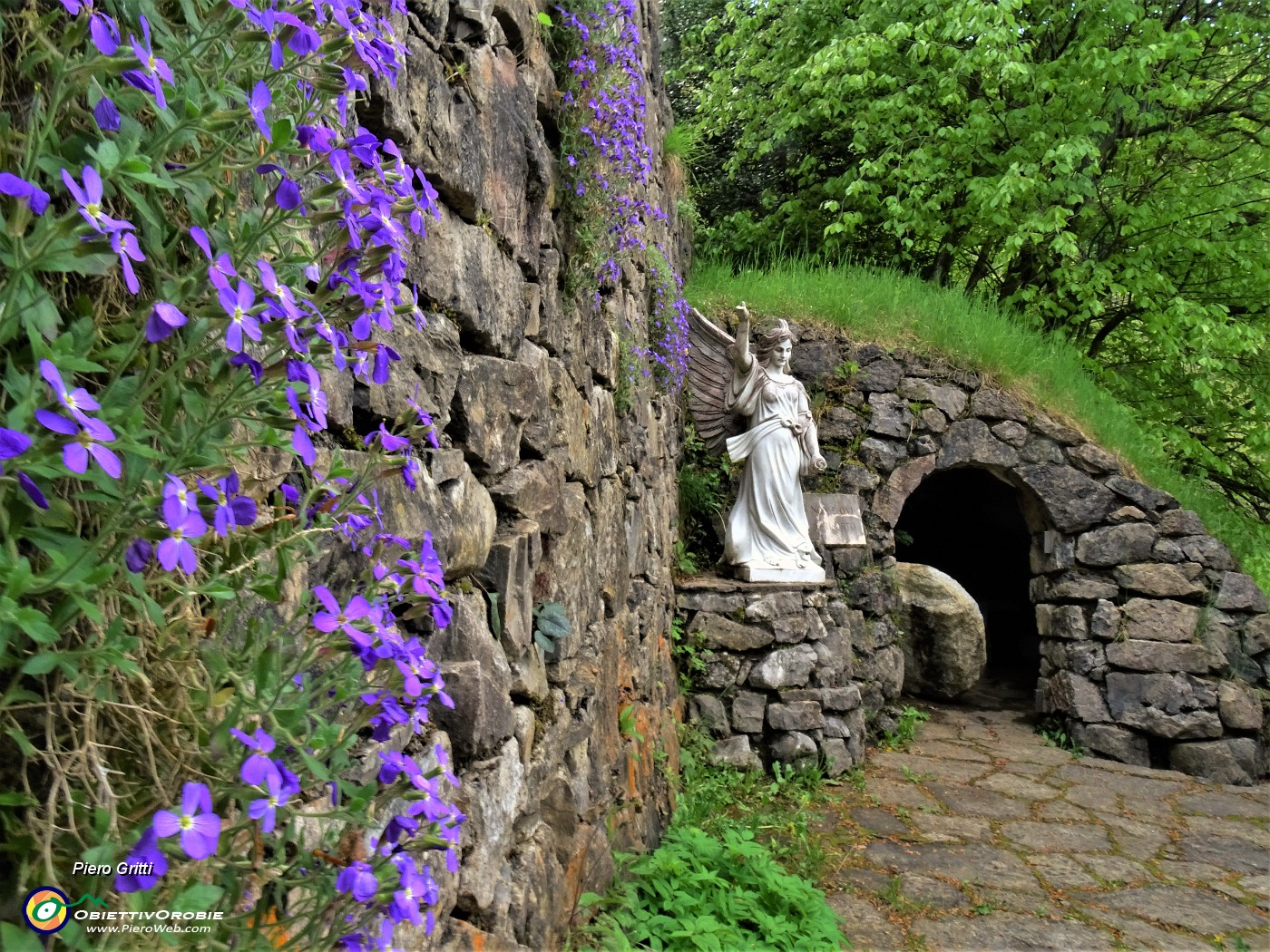 26 Risalendo la Via Crucis 'Gesu risorto dal sepolcro'.JPG